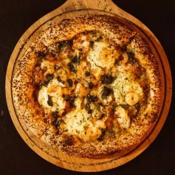 Camarón Gourmet vista de cima, inteira, com a borda de gergelim tostada