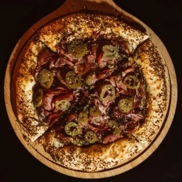 Jalapeño Special vista de cima, inteira, com a borda de gergelim tostada