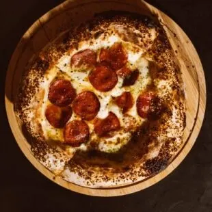 Pepperoni vista de cima, com a borda de gergelim tostada