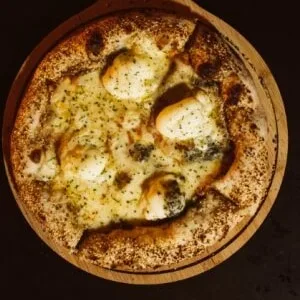Quattro Formaggi Premium vista de cima, inteira, com a borda de gergelim tostada